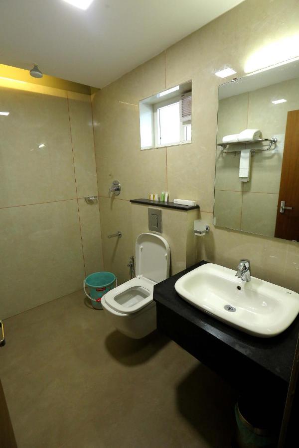 Kira Palace Residency Hotel Ernakulam Esterno foto